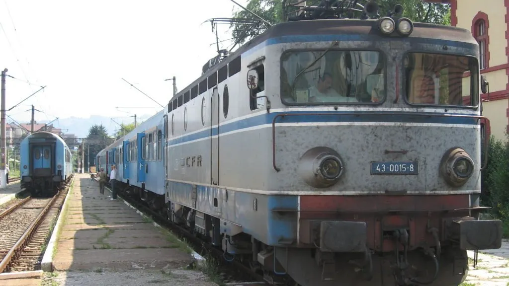 Poliţist de la Transporturi Feroviare Braşov, BĂTUT DE UN CĂLĂTOR într-un tren