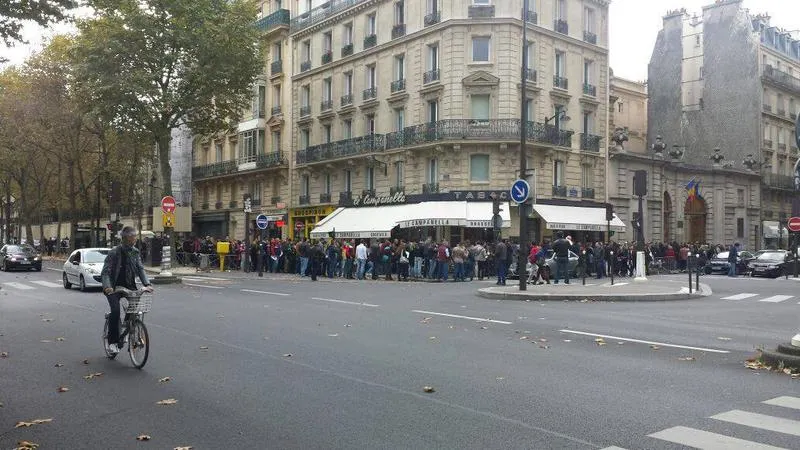 Ambasada României la Paris, "asediată" de alegători. A intervenit Poliţia franceză