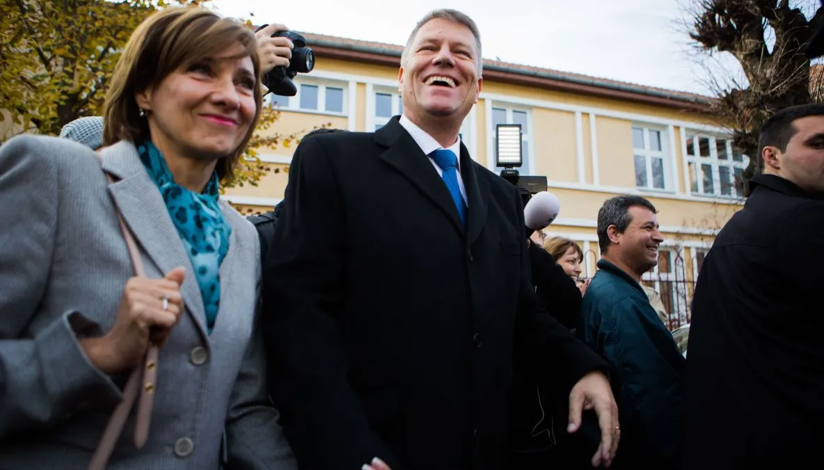 Klaus Iohannis a sărbătorit VICTORIA în ALEGERI cu o PETRECERE INTIMĂ, la Sibiu - VIDEO