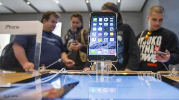 BLACK FRIDAY 2014. iPhone 6 la doar 99 de dolari!