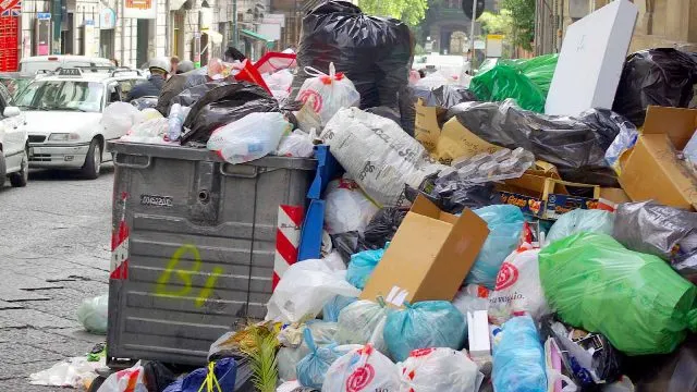 Ghenele din blocuri vor fi desfiinţate. Unde ne vom arunca gunoiul?