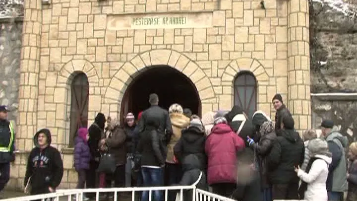 Pelerinaj la peștera Sfântul Andrei. Mii de credincioși au îndurat frigul
