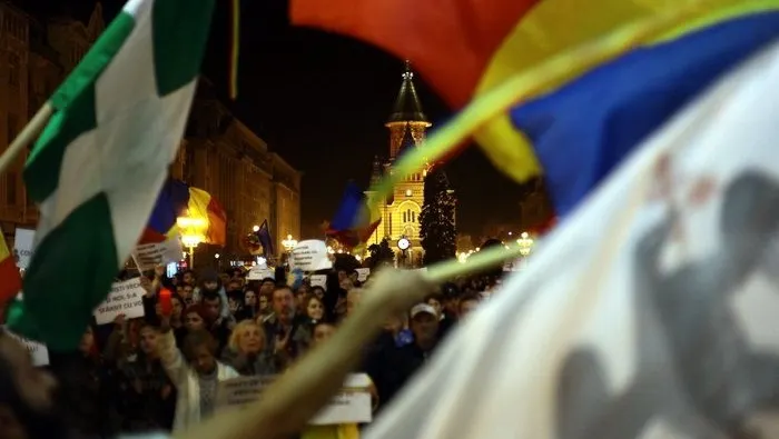 PROTESTE LA TIMIȘOARA. Mulțimea cântă "Vino Doamne" VIDEO