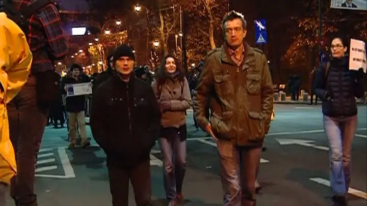 Cum a ignorat TVR 1 protestele din România, dar le-a văzut pe cele din Ungaria