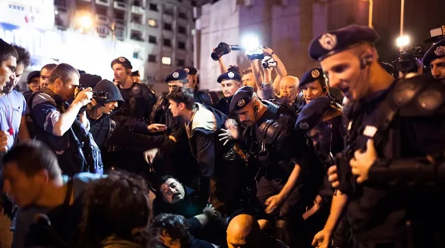 PROTESTE. REVOLTĂ şi la Baia Mare! Două mitinguri se ţin în acelaşi timp, cu afinităţi diferite