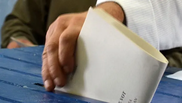 ALEGERI PREZIDENŢIALE 2014:Veteran de război în vârstă de 100 de ani,printre primii la vot în Vâlcea