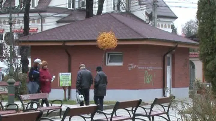 BĂTAIE de JOC la Bacău. Toalete publice de 250.000 de lei, care nu FUNCŢIONEAZĂ