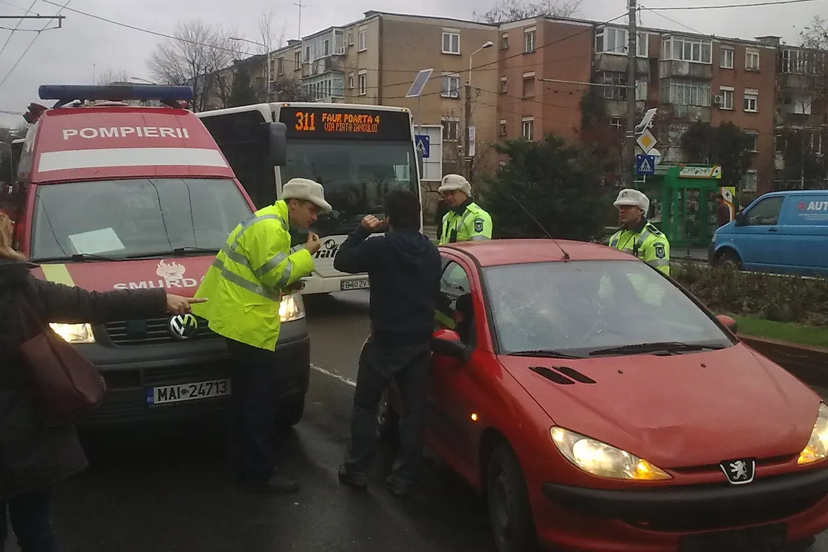 Accident GRAV în Bucureşti, la Baba Novac. O fată de 14 ani a fost lovită pe trecerea de pietoni
