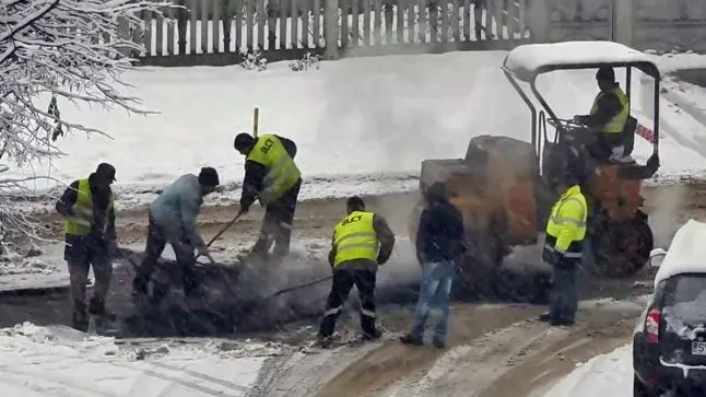 Ţara lui Dorel: asfaltări pe ninsoare, la Suceava. IMAGINI INCREDIBILE