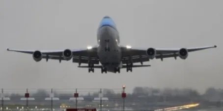 PANICĂ ÎN AER. Pasageri şi membri ai echipajului unui avion, RĂNIŢI în urma unor turbulenţe