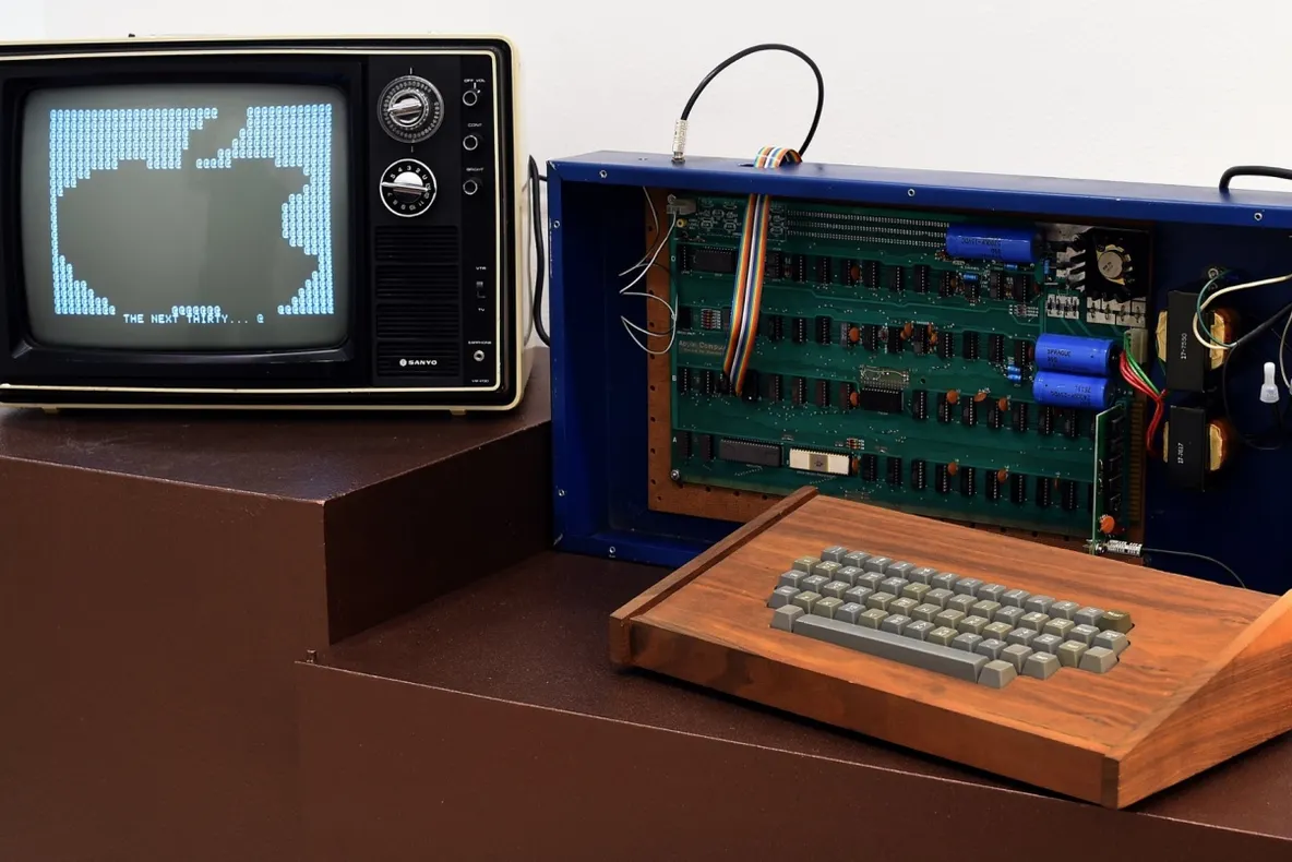 Un computer Apple-1, vândut personal de Steve Jobs în 1976, achiziţionat pentru 365.000 de dolari