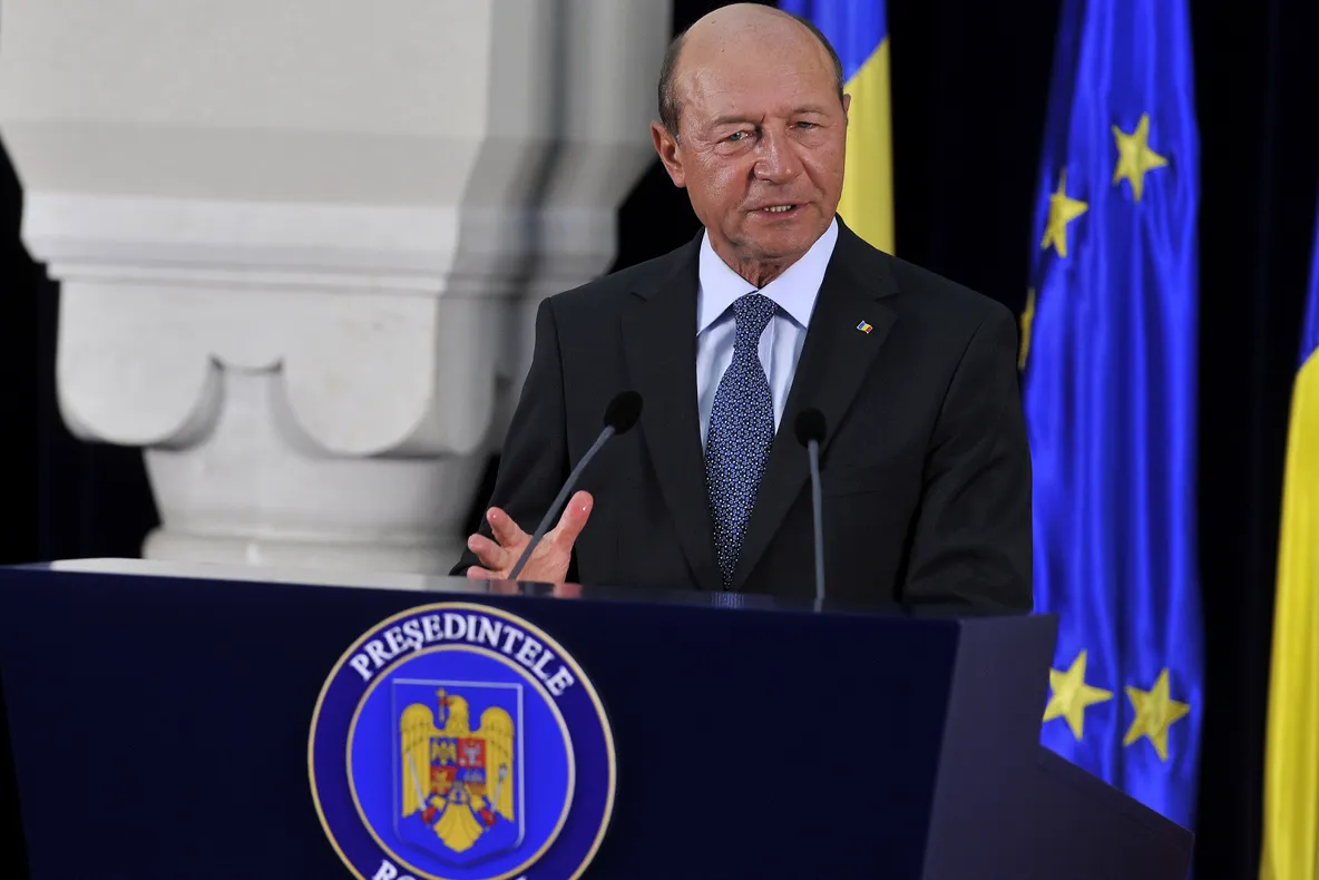 Traian Băsescu şi-a decorat consilierii 