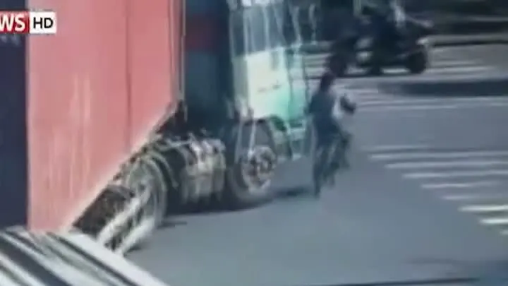 ACCIDENT INCREDIBIL în China: a supravieţuit printr-un miracol, după ce a fost CĂLCAT de un CAMION