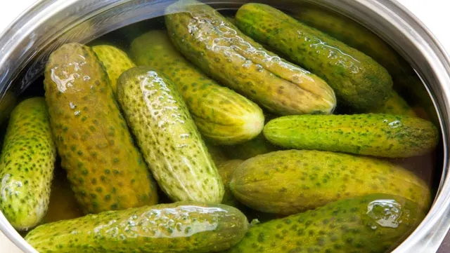 Nu vei regreta! Mănâncă ceapă proaspăt tocată în saramura de la murături