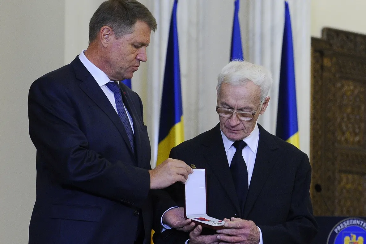 Klaus Iohannis, criticat DUR pentru decorarea lui Octav Bjoza