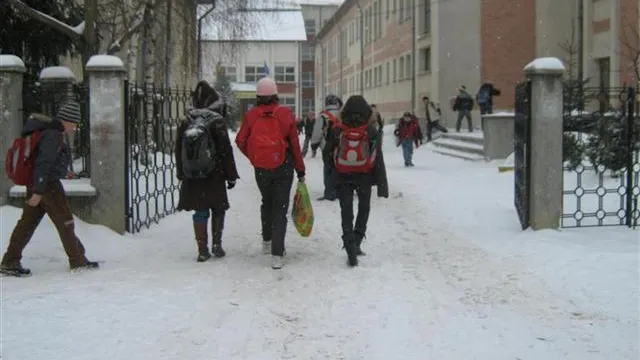 Elevii se întorc azi la şcoală. Când vor avea următoarea vacanţă