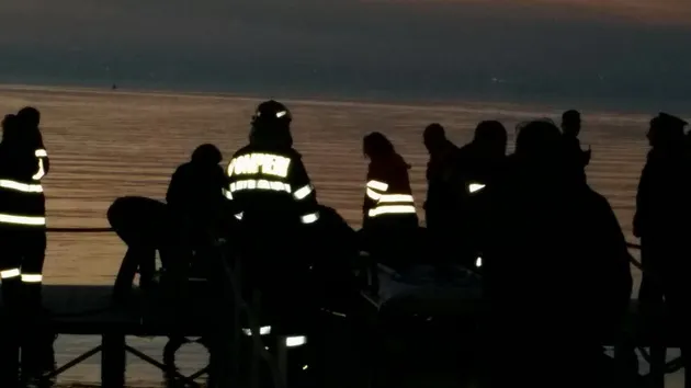 ELICOPTER SMURD PRĂBUŞIT în lac. Copilotul a fost găsit legat cu centura, la şase metri adâncime