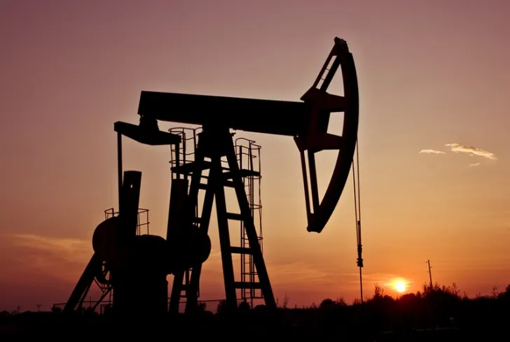 PREŢUL PETROLULUI atinge un nou MINIM. Ce efecte sunt