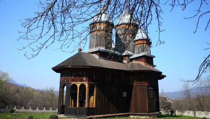 INCENDIU PUTERNIC la Mănăstirea Poiana Mărului din judeţul Buzău.Două corpuri ale clădirii, DISTRUSE