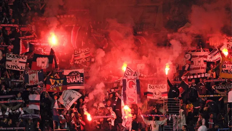 TRAGEDIE - Doi suporteri ai echipei PSG au fost înjunghiaţi înaintea meciului cu Barcelona