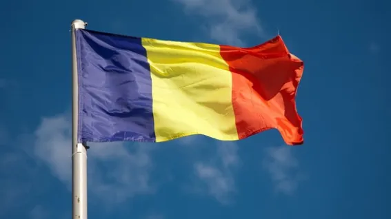 Senat: Nearborarea tricolorului de către autorități, pedepsită cu amendă între 2.000 și 10.000 lei 