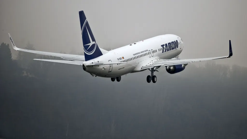 ZBOR BUCUREŞTI-IAŞI CU PROBLEME: Avionul TAROM NU A PUTUT ATERIZA