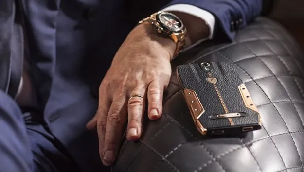 Snobii și-au găsit cadoul PERFECT de Crăciun: Un telefon de lux cum N-AI MAI VĂZUT!