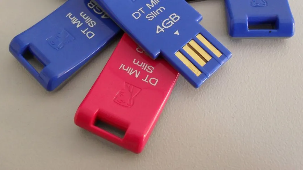 Acest breloc USB îți poate FURA TOATE DATELE din computer. Iată cum funcționează!