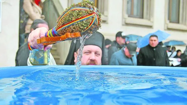 Boboteaza. Ce poți face cu APA SFINȚITĂ, care nu se strică niciodată