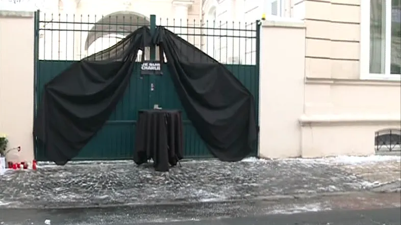 Manifestaţie pentru omagierea victimelor de la Charlie Hebdo, sâmbătă, la Ambasada Franţei 