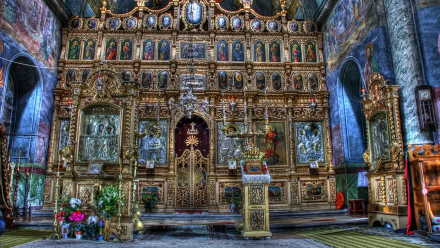 De ce nu au voie femeile în altar
