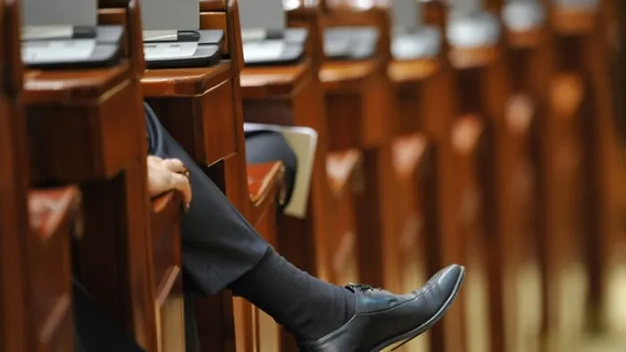 Un deputat îi trimite pe politicieni LA PSIHOLOG: "E plin de ţicniţi!"