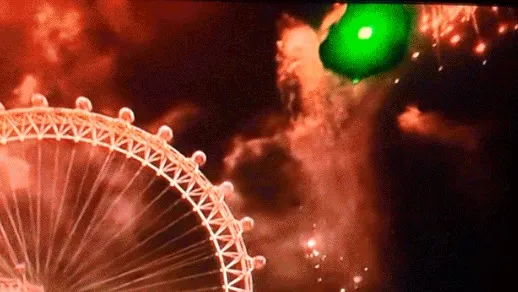 Un OZN verde a apărut în transmisia BBC din noaptea de Revelion