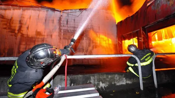 INCENDIU VIOLENT într-un service auto. Proprietarul, la spital cu arsuri la mâini şi la cap