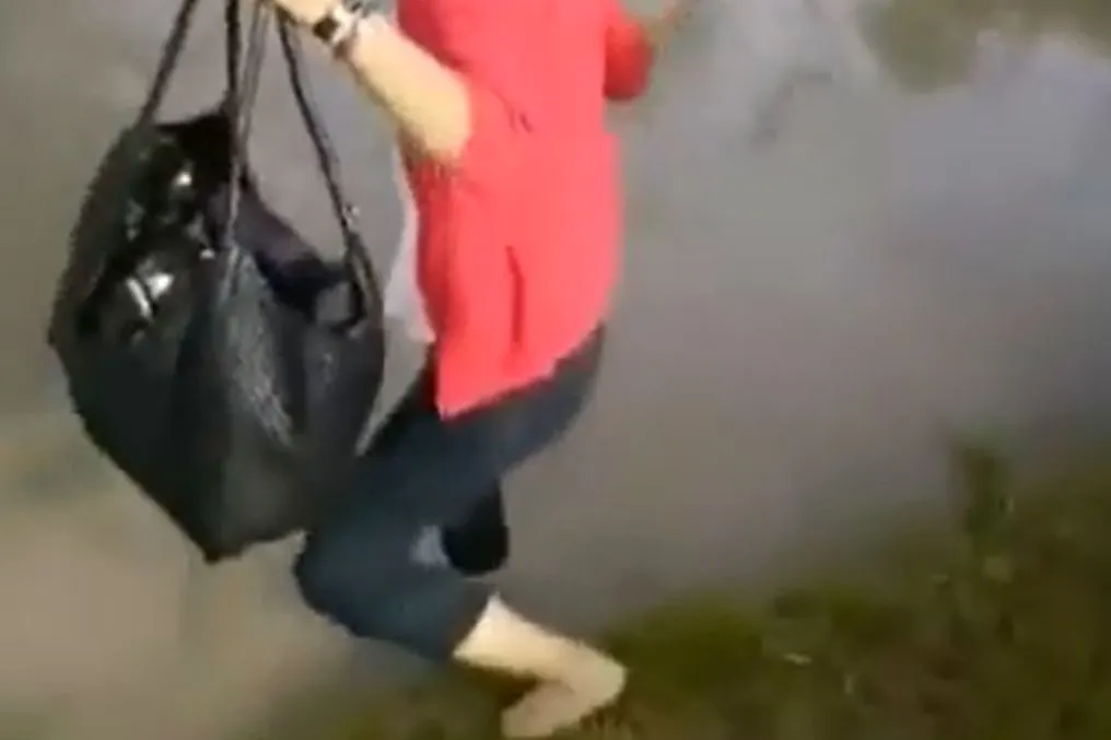 Ce se întâmplă când această tânără încearcă să traverseze o stradă inundată