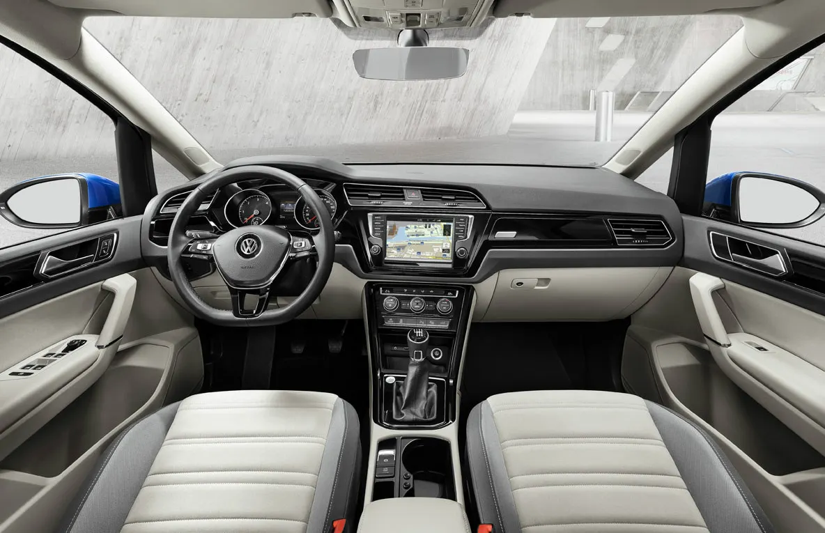 Volkswagen Touran: Cum arată noul Volkswagen Touran şi ce dotări are