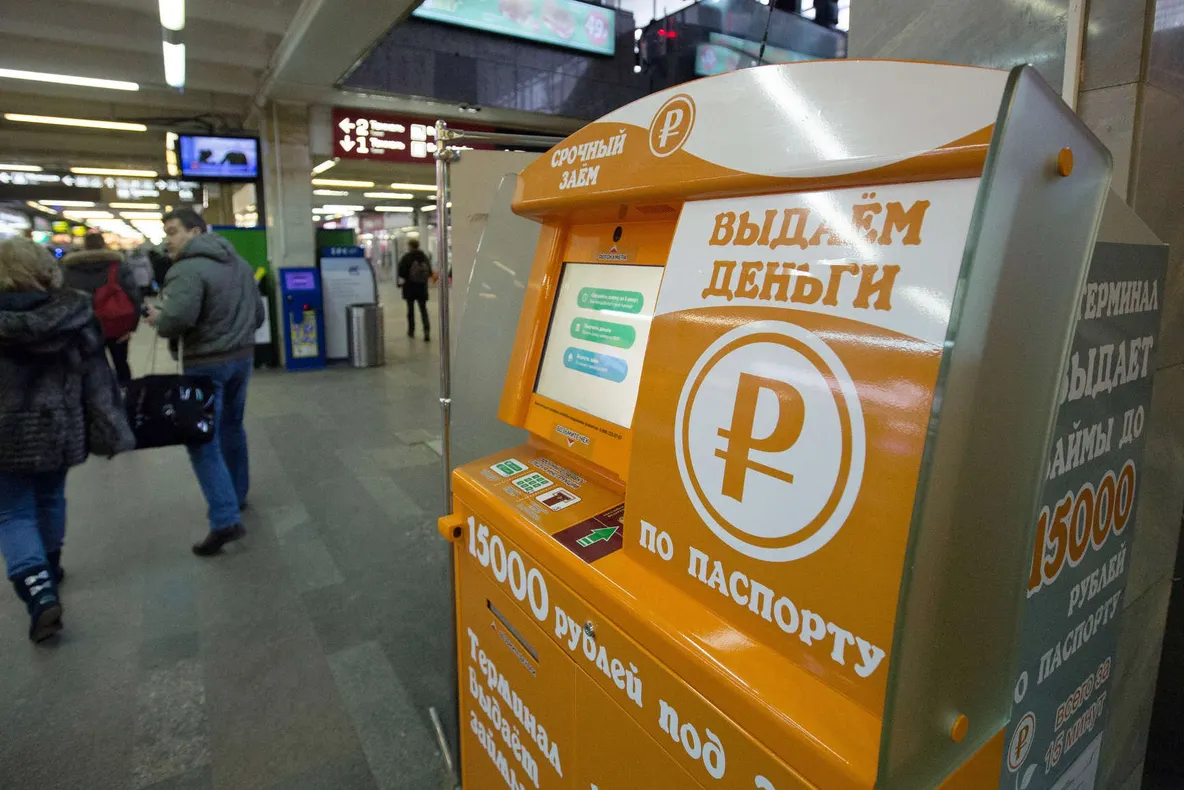 Bancomatul care îl îmbogăţeşte pe un oligarh rus: dă bani împrumut, cu buletinul