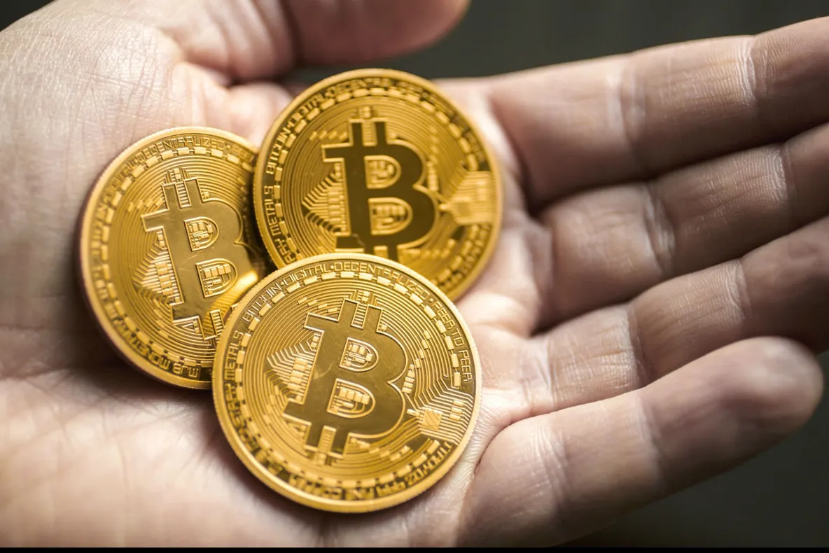 Valoarea Bitcoin scade din nou. Cât mai costă acum moneda virtuală