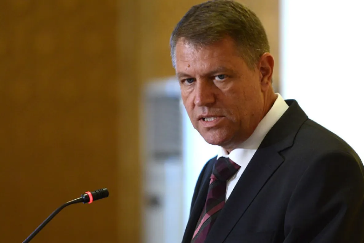 Klaus Iohannis, în Franţa. Gest nervos al preşedintelui, după aterizarea la Paris