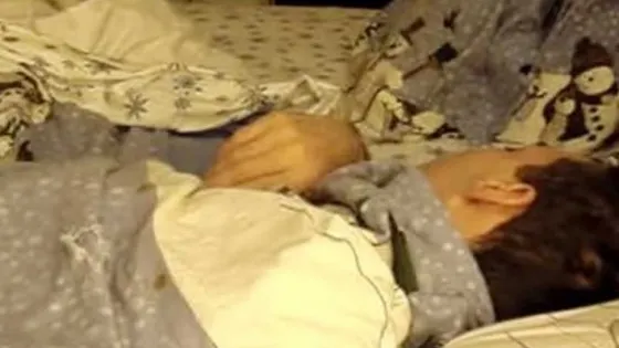 A instalat o cameră video în timp ce soţul ei dormea. Ce a surprins îţi va topi inima