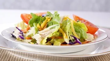 Chiar şi salata îngrasă: Ce ne recomandă medicii