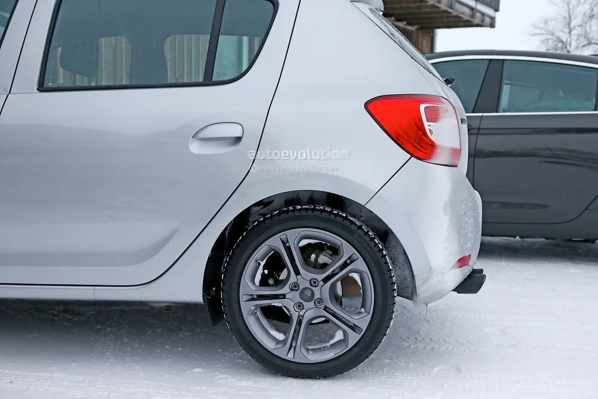 Dacia Sandero RS, primele imagini spion cu Dacia Sandero RS 