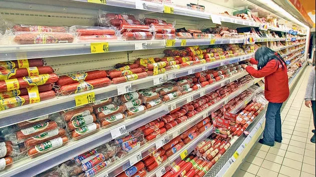 O clientă a citit eticheta unei cutii de fasole în supermarket! "Am crezut că nu văd bine"