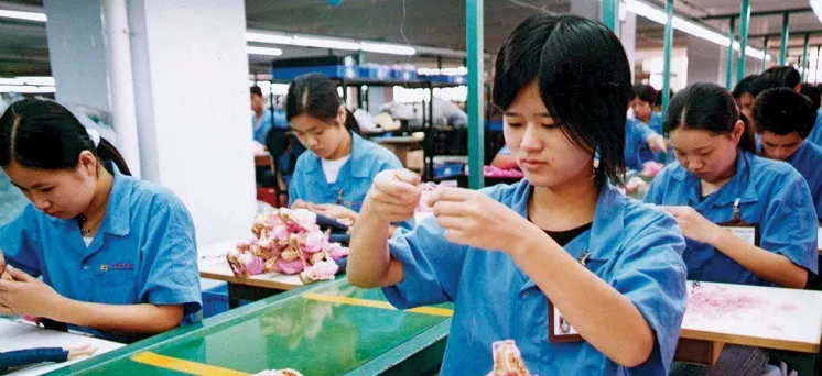 Românul care dă de muncă asiaticilor