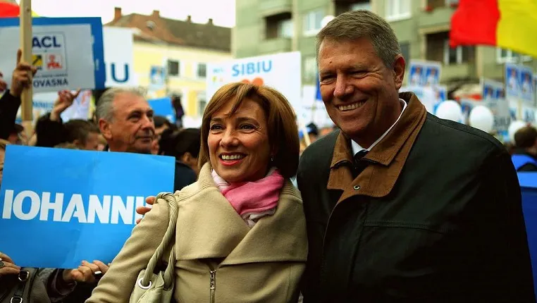 Tinerii care au speriat-o pe Carmen Iohannis sunând noaptea la interfon, găsiţi. Cine sunt