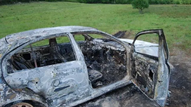 Un mort şi doi răniţi, într-un accident rutier, în Alba. Maşina în care se aflau a ars în incendiu