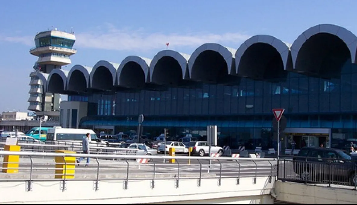 De râsul lumii! Aeroport internațional fără curățenie și pază