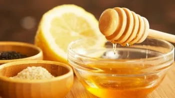A băut apă caldă cu miere şi lămâie în fiecare zi. Află ce i s-a întâmplat