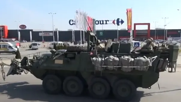 O Dacie Logan, proiectată sub un blindat din convoiul militar al SUA, în trecere prin Brăila 