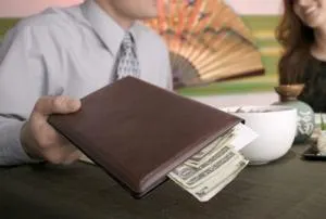 Bacșișul va fi impozitat, marcat pe un bon fiscal separat și trecut în contabilitate - proiect